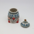 Pojemnik ceramiczny Gnom choinka z pokrywką A523 D62 – ręcznie malowana ceramika bolesławiecka w kształcie gnomka i choinki, dekoracyjny i praktyczny do przechowywania drobiazgów lub słodyczy.