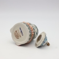 Pojemnik ceramiczny Gnom choinka z pokrywką A523 D62 – ręcznie malowana ceramika bolesławiecka w kształcie gnomka i choinki, dekoracyjny i praktyczny do przechowywania drobiazgów lub słodyczy.