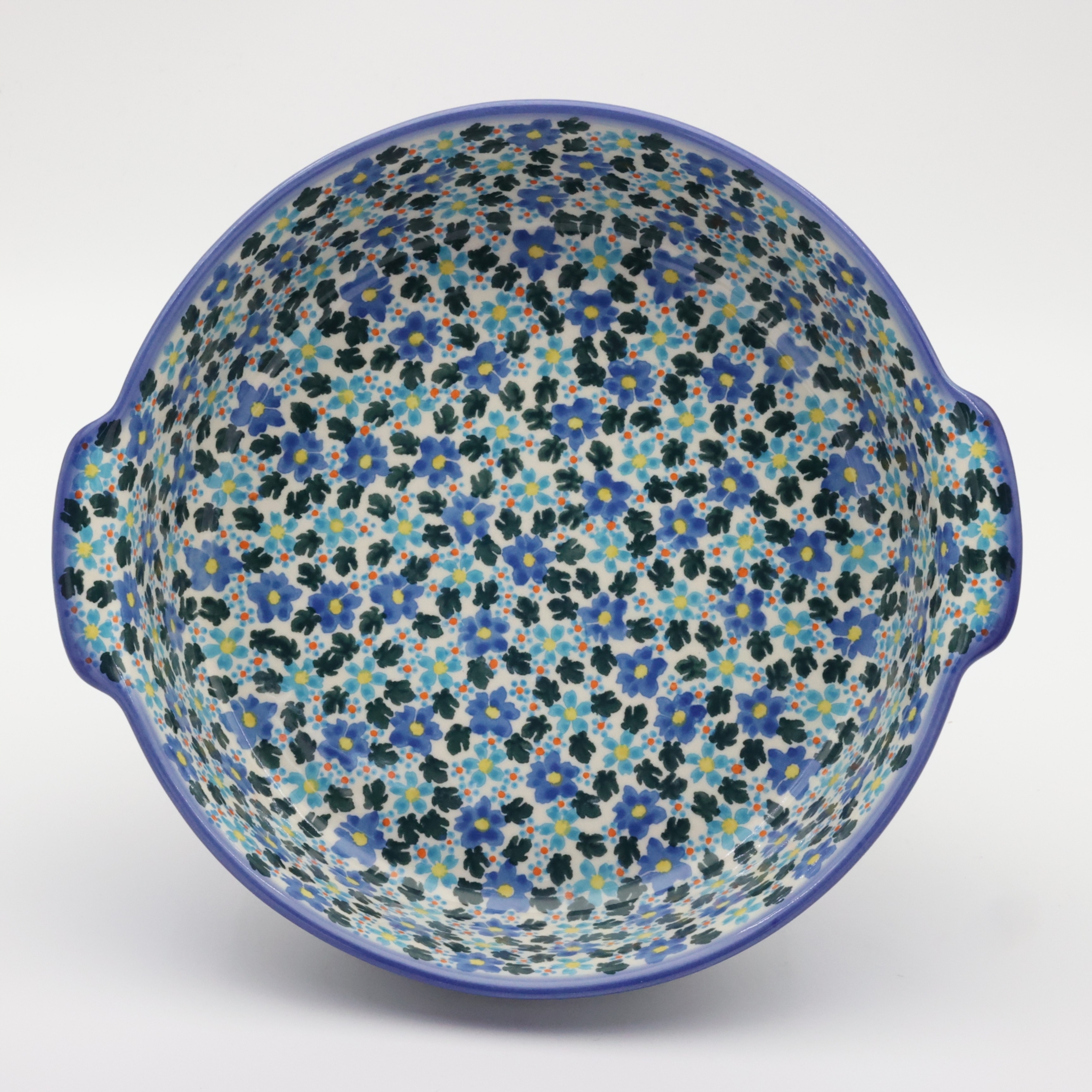 Round ceramic serving dish with handles – Bolesławiec pottery, hand-decorated with traditional patterns. Perfect for serving meats, salads, and appetizers. Stylish and durable Polish ceramic.